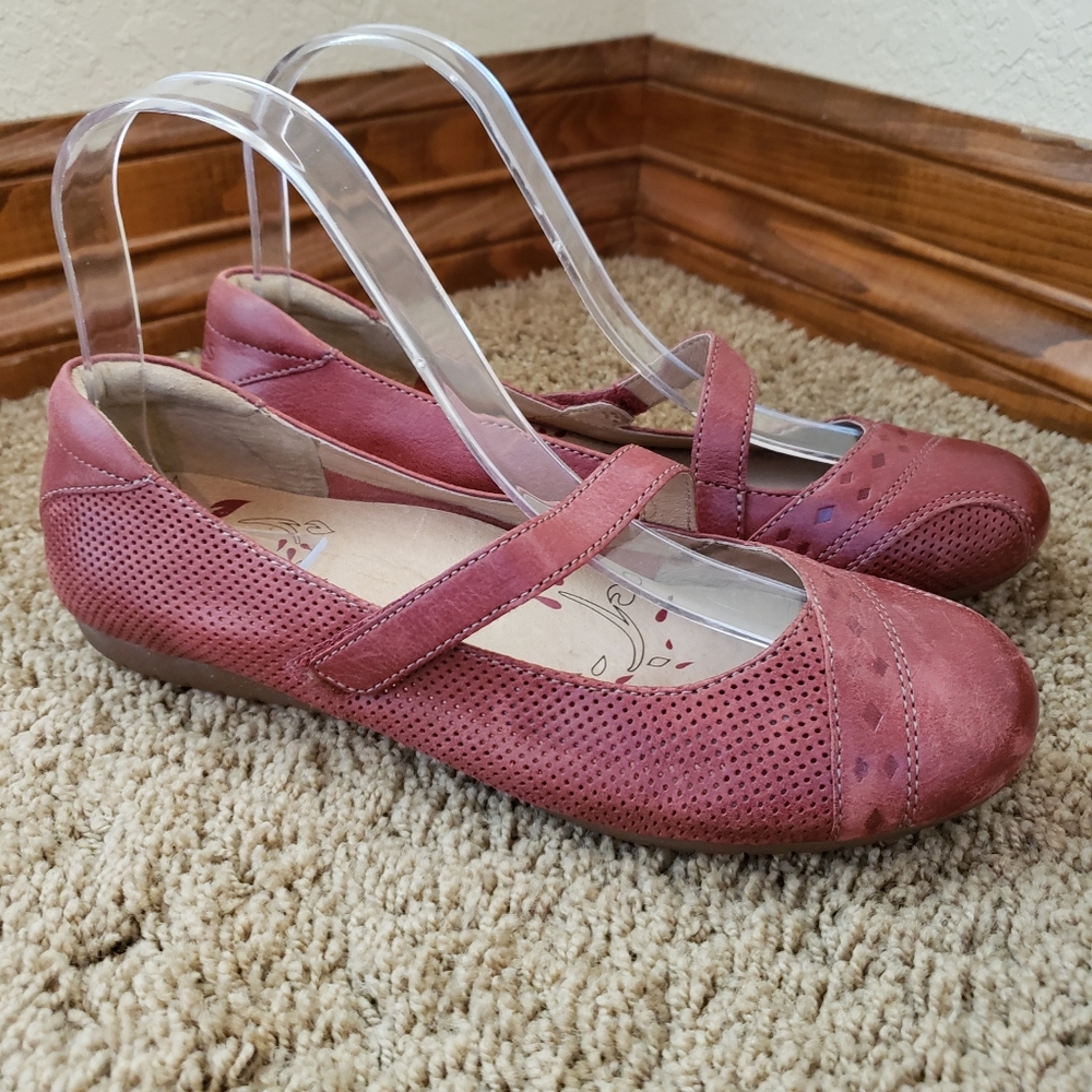 Taos Shoes Mary Janes Scamp Sz 6